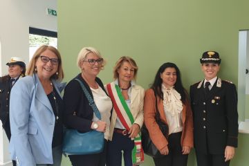 Nella foto, un momento dell'inaugurazione: da sinistra, le consigliere regionali Emanuela Verzella ed Elena Rocchi, Cristina Vazzoler, il Viceprefetto Lorenza Sipione ed il Tenente colonnello Piera Stornelli, Comandante della Compagnia di Biella.