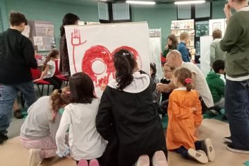 L'artista Fijodor Benzo con i bambini dell'atelier di pittura verticale "Un mondo da salvare"