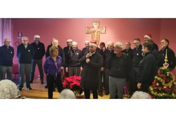La direttrice della Casa di Riposo, Maria Nicosia, con il Vicesindaco Luca D'Andrea e l'Assessore Valeriano Zucconelli. Sullo sfondo, il coro Genzianella. 